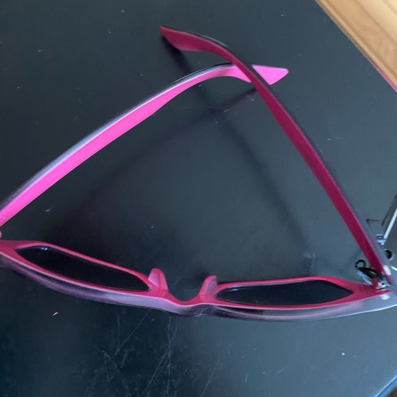 Classic Vintage-Vibe Rectangular Sunnies, NWT, Black & Pink - Picture 4 of 5